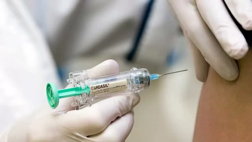 آیا بزرگسالان هم می‌توانند واکسن HPV بزنند؟
